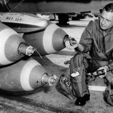 Oberst R. Scott, chef for the 355th Tactical Wing, tjekker sin bombelast inden sit bombetogt nummer 100 over Nord Vietnam.