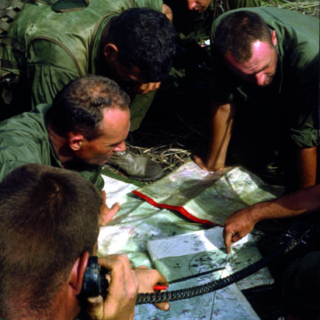 Amerikanske militære rådgivere drøfter kampens udvikling med deres sydvietnamesiske ”counterpart”