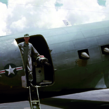 Det ene af tre Gatling guns monteret på en gammel DC-3 propelmaskine