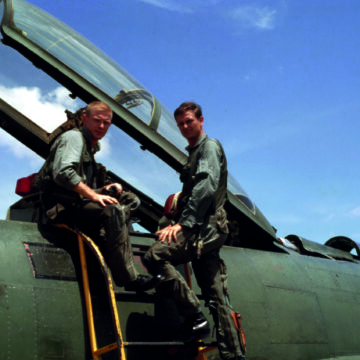 Jeg gøres klar til at gå ombord som ”Guy in the back Seat” (bagsædepassageren)i en F-100 Super Sabre inden afgang på bombetogt mod et mål syd for Saigon.