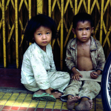 To forskræmte børn alene i verden på en gade i Saigon.