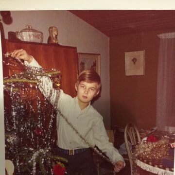 Her er jeg ved at pynte juletræ, jeg er cirka 11 år på billedet.