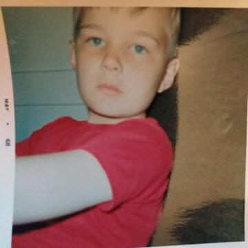 Portræt af mig iført en rød trøje. Jeg er cirka 9 år og billedet er taget kort efter min mors død.